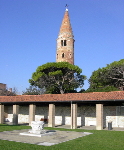 Caorle: il chiostro di piazza Vescovado