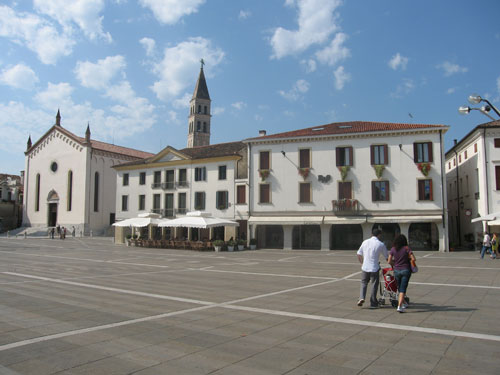 Oderzo, Piazza Grande e Duomo (www.vivilabici.it)